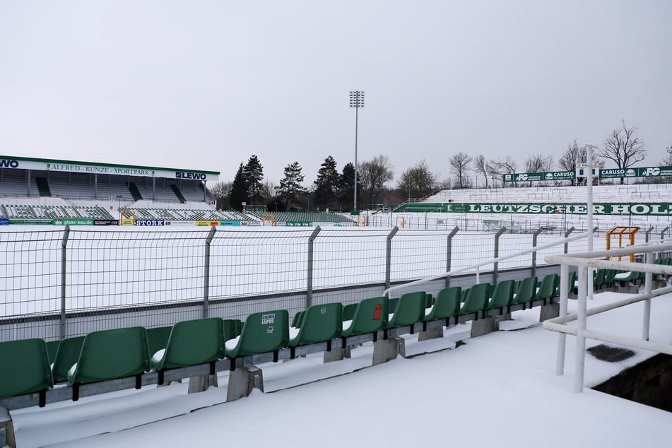 Der Schnee ist zwar weg, der Platz im Alfred-Kunze-Sportpark aber immer noch nicht bespielbar.