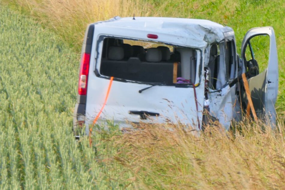 Heftiger Unfall am frühen Morgen: Kleinbus mit Kind an Bord überschlägt sich