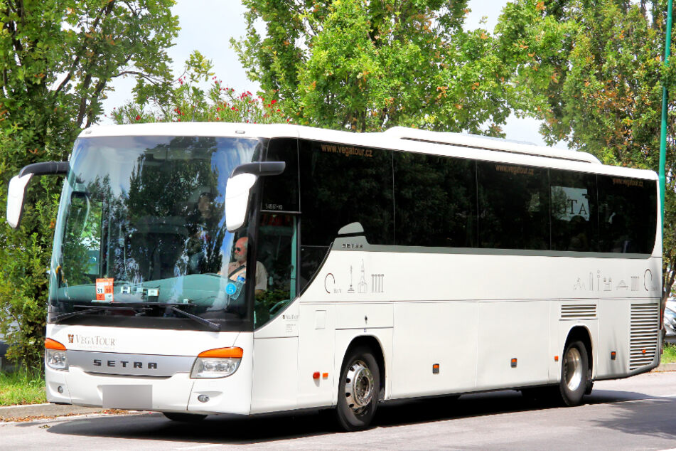 Mit dem Einsatz von Reisebussen würden gleich zwei Fliegen mit einer Klappe geschlagen: Die angeschlagene Reisebus-Branche könnte entlastet und gleichzeitig zusätzliche Kapazitäten in Corona-Zeiten für die Stoßzeiten geschaffen werden. (Symbolbild)