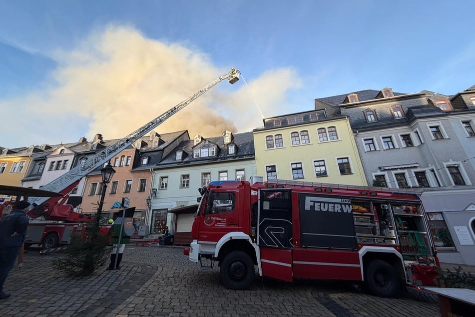 Am Markt in Schwarzenberg brach am Montag ein heftiger Dachstuhlbrand aus. Die Feuerwehr war vor Ort.