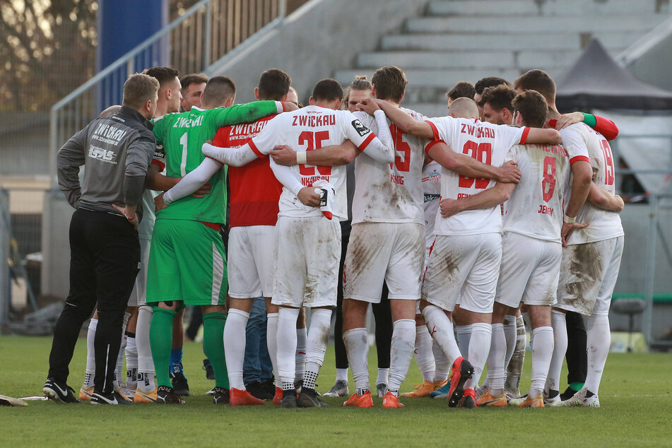 Nach der Partie in Wiesbaden rauften sich die Zwickauer zusammen - am Teamgeist liegt es sicher nicht, dass der FSV in den Abwärtsstrudel geraten ist.