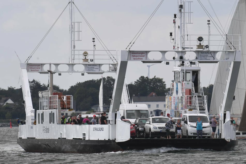 Die Fähre "Stahlbrode" ist am Dienstag mit einem Schlauchboot kollidiert. Bei dem Unfall ist der Bootsführer des Schlauchbootes ums Leben gekommen. (Archivfoto)