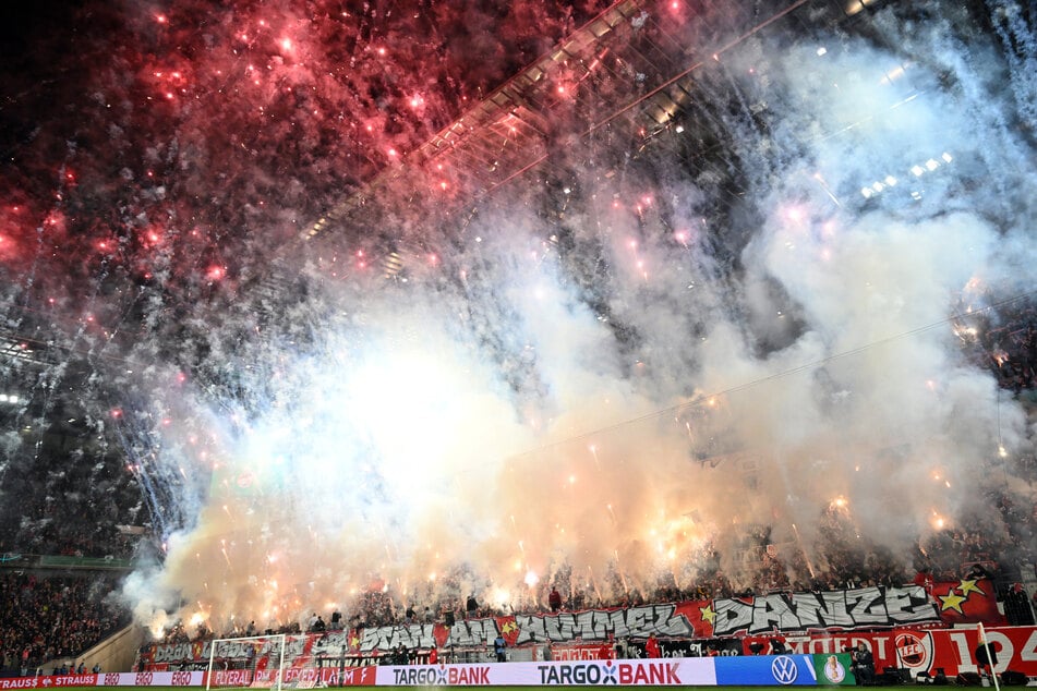 Dazu präsentierten die Kölner Ultras ein Banner.