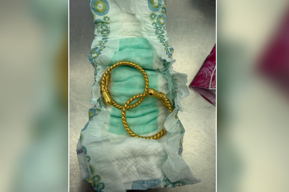 In einer unbenutzten Babywindel hatte der Mann versucht den Goldschmuck zu verstecken.