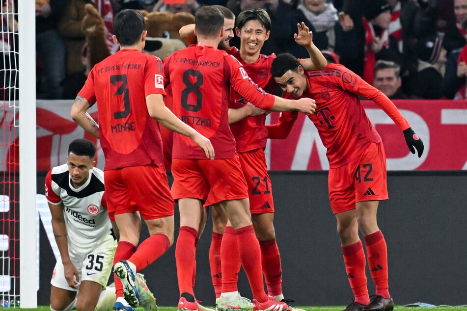 Hiroki Ito (2.r.) hatte gegen Eintracht Frankfurt allen Grund zur Freude. Der Abwehrspieler erzielte seinen ersten Treffer für den FC Bayern.