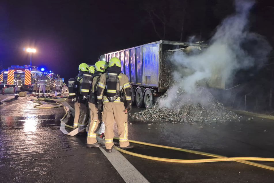 Unfall A: Heißes Eisen auf der A10: Lkw mit Metallschrott fängt Feuer - Teilsperrung