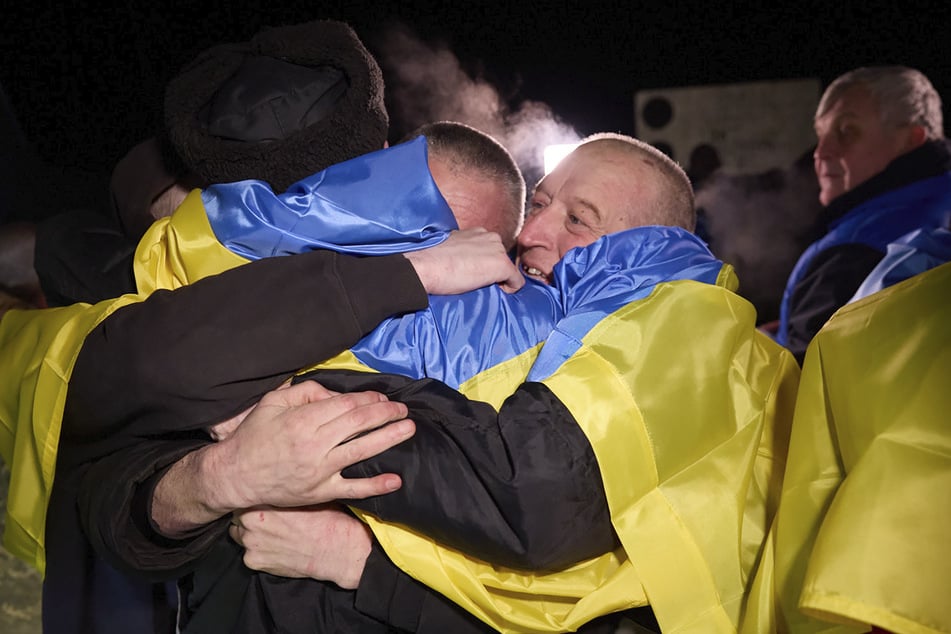 Auf diesem vom Pressebüro des ukrainischen Präsidenten zur Verfügung gestellten Foto umarmen sich ukrainische Kriegsgefangene nach einem Gefangenenaustausch. (Archivbild)