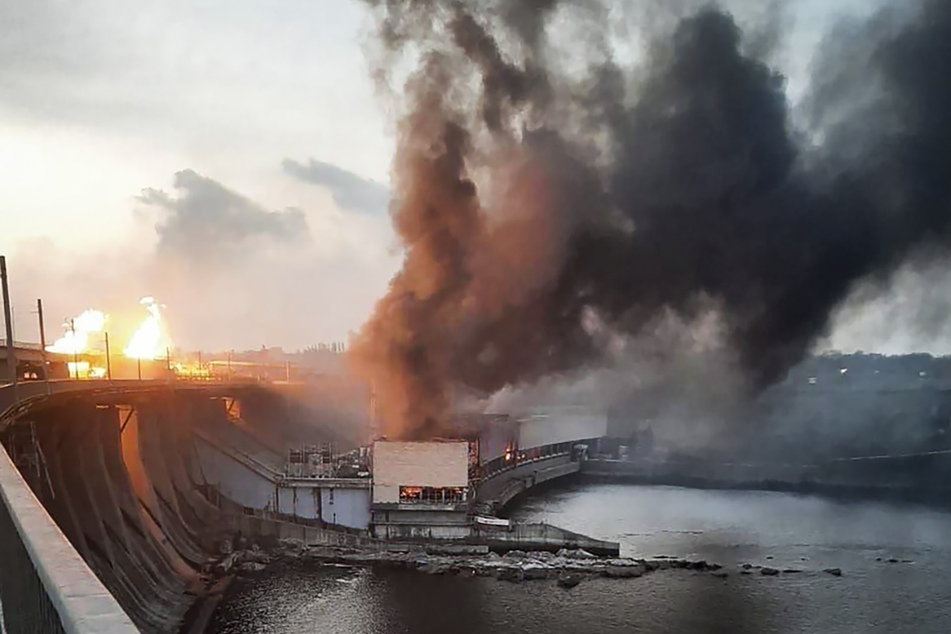 Auf diesem vom Telegramm-Kanal des ukrainischen Ministerpräsidenten Denys Schmyhal zur Verfügung gestellten Foto steigen Rauch und Feuer über dem Dnipro-Wasserkraftwerk nach russischen Angriffen auf.