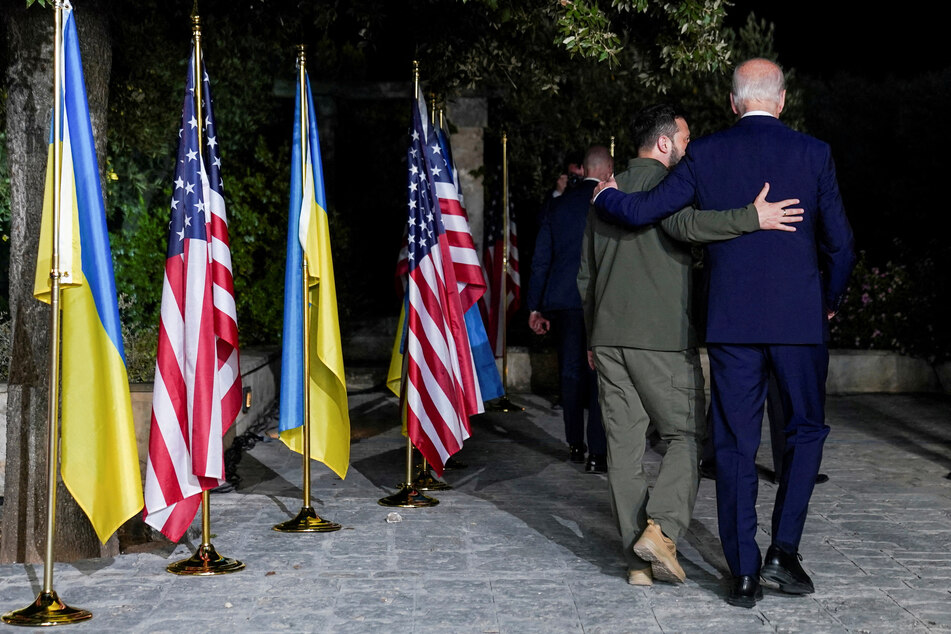 US President Joe Biden (r.) and Ukrainian President Volodymyr Zelensky walk together after a bilateral meeting on the sidelines of the G7 summit in Fasano, Italy.