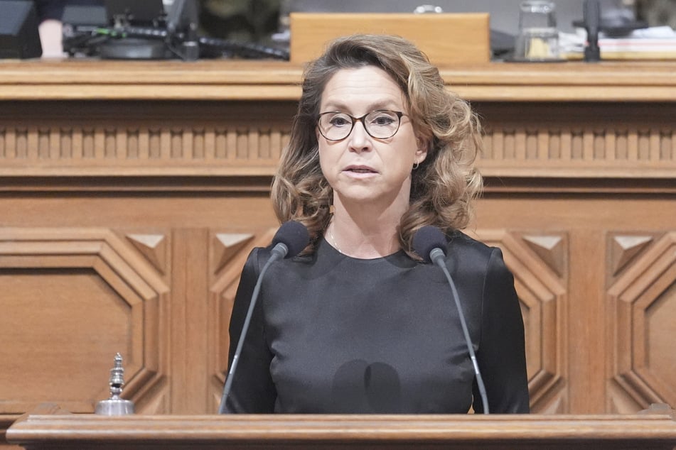 Nach der Flucht auf dem Landweg nach Jordanien ist Carola Veit (52, SPD) am Dienstag sicher in Hamburg gelandet.