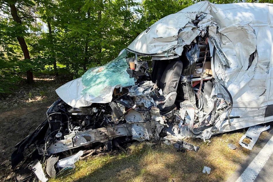 Der Transporter war nach dem Crash nur noch ein Trümmerhaufen.
