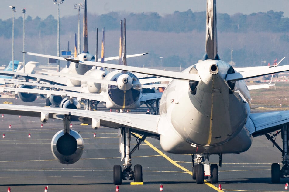 Flugzeuge der Lufthansa stehen geparkt auf einer Start- und Landebahn am Frankfurter Flughafen.