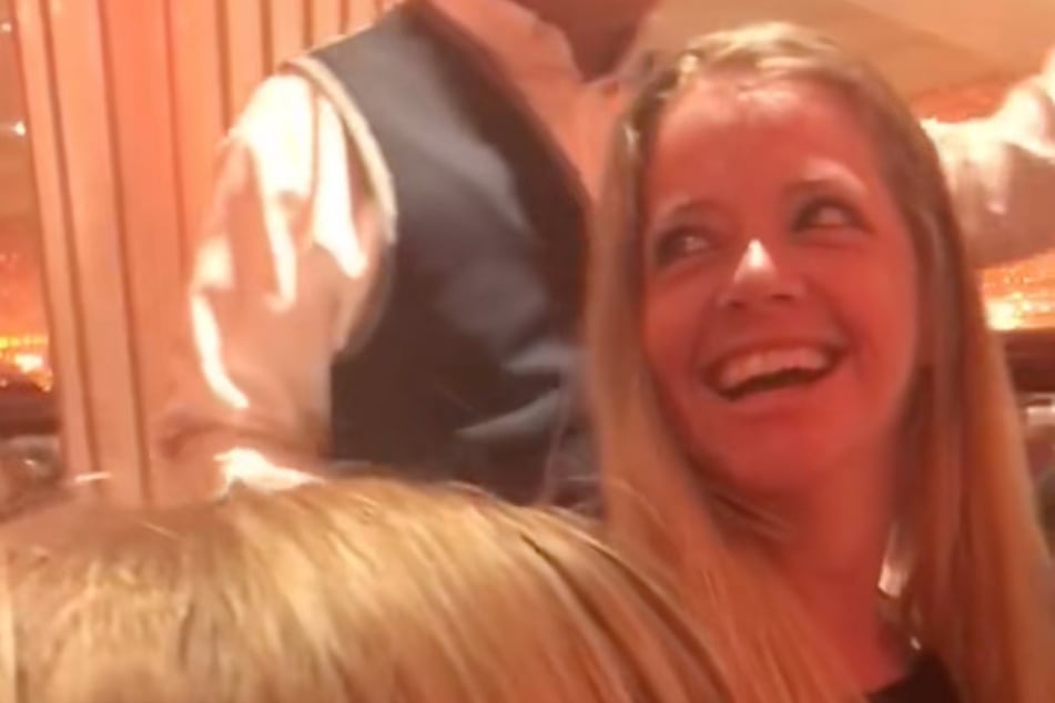 Verwirrt lachte die junge Frau über die Situation.