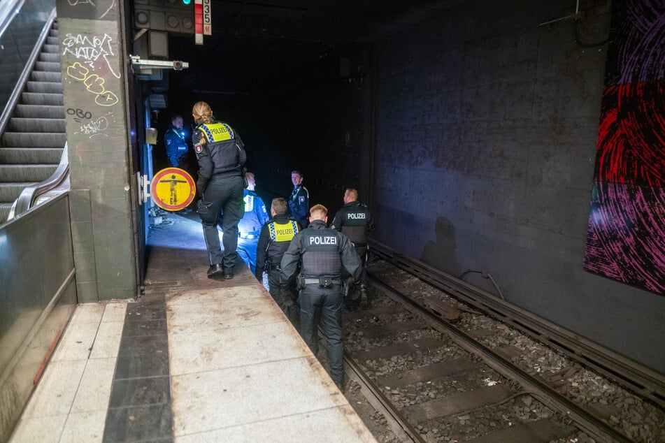 Die Polizisten suchen den S-Bahn-Tunnel nach dem flüchtigen Mann ab. Der S-Bahn-Verkehr musste dafür rund eine Stunde unterbrochen werden.