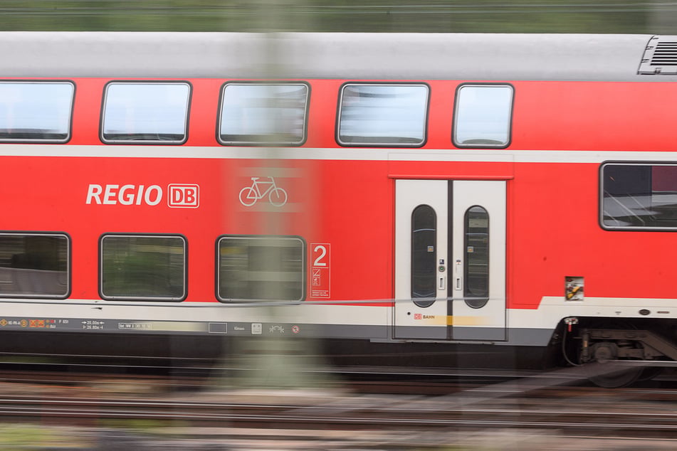In dem Regionalexpress wurde die Einrichtung beschädigt und beschmiert. (Symbolfoto)