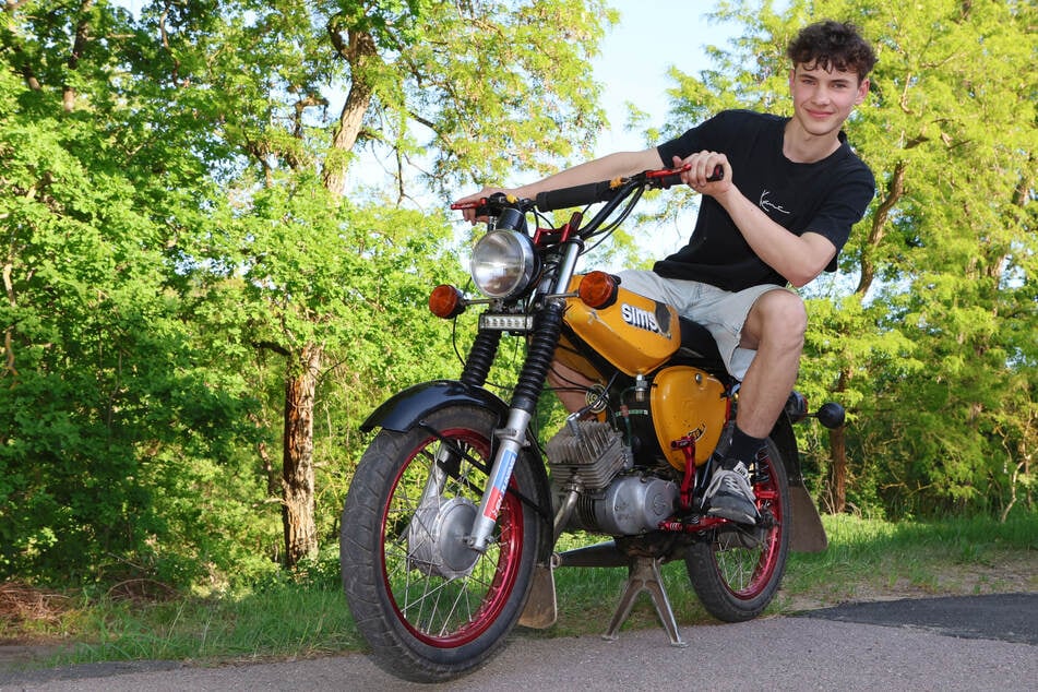 Auf dem Dorf Pflichtprogramm: Moritz (16) düst am liebsten mit seiner Simson zum Jugendtreff.