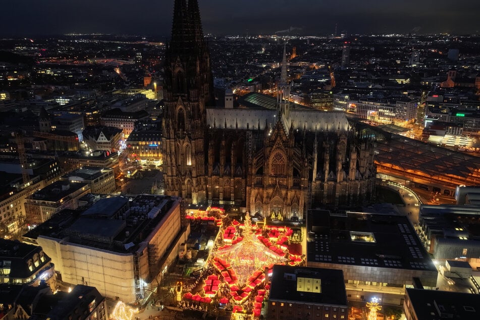 Der Weihnachtsmarkt im Schatten des Kölner Doms lockt jährlich hunderttausende Besucher an. Nun steht der Ausrichter für die nächsten Jahre fest. (Archivbild)