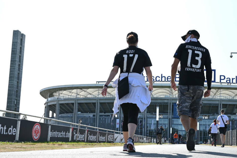 Fans von Eintracht Frankfurt auf dem Weg in den Deutsche Bank Park (Archivbild).