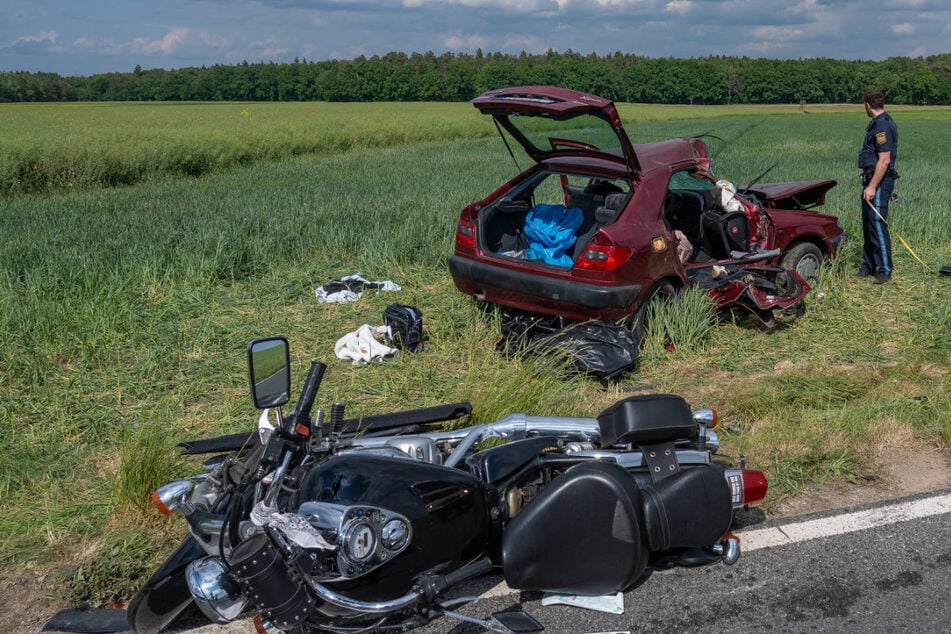 Auto kracht in Motorradgruppe: Zwei Tote, mehrere Verletzte bei Horror-Unfall