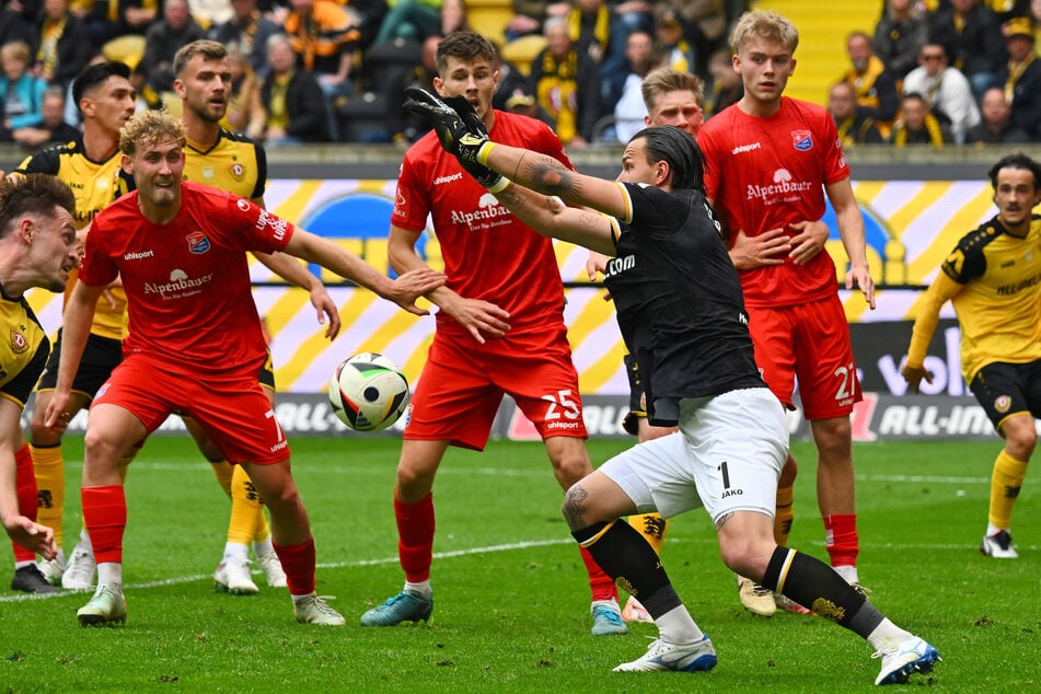 Dynamos Torhüter Tim Schreiber reißt die Arme hoch und bewahrt die SGD vor dem Rückstand.