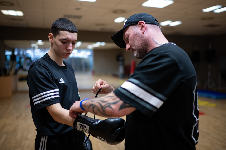 Arminius (15) trainiert mit seinem Papa Robert Rolle (42).