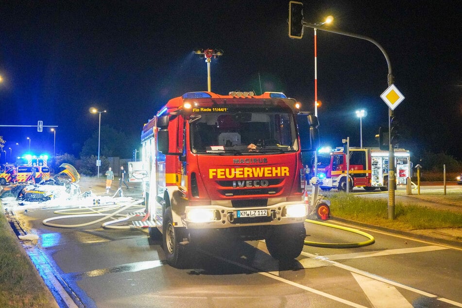 Mehrere Einsatzkräfte waren vor Ort und sicherten die Unfallstelle ab.