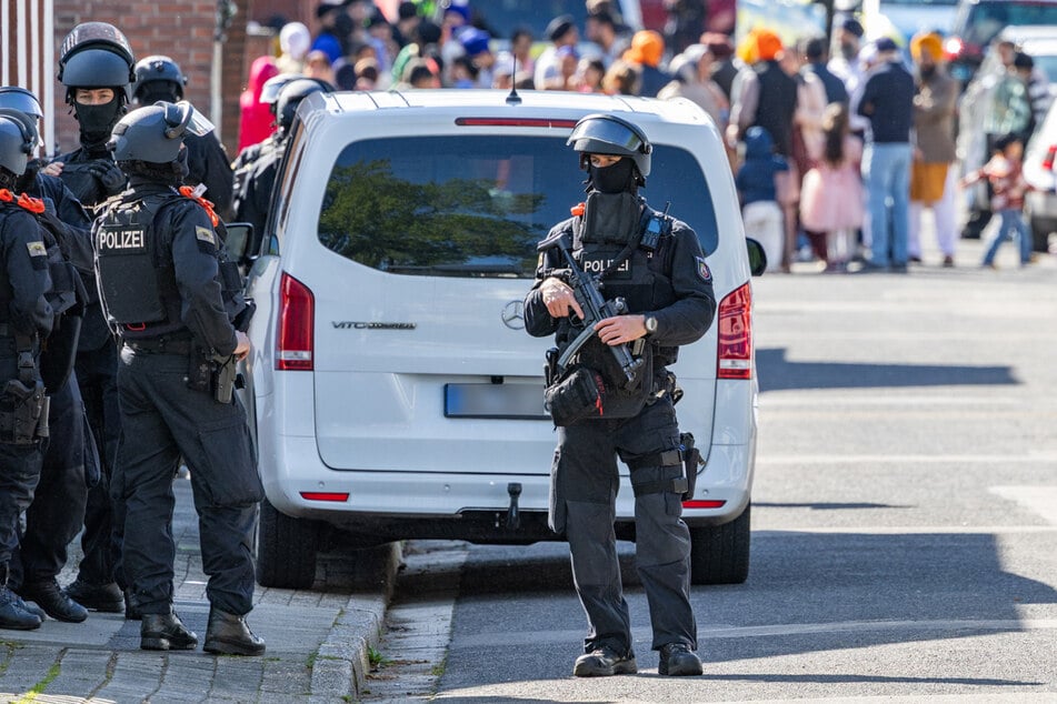 In Moers (NRW) lief am Sonntagnachmittag ein großer Polizei-Einsatz an einem Sikh-Tempel.