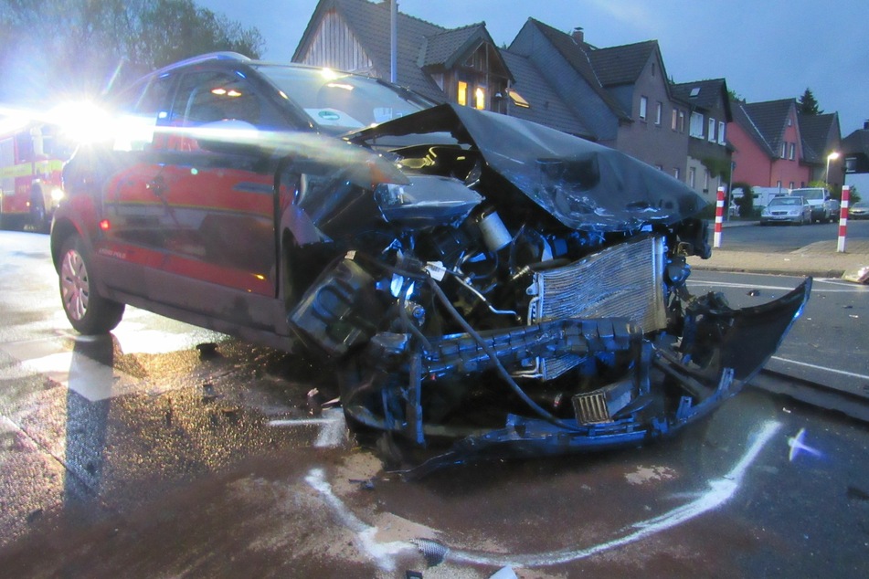 Bei einem Unfall in Ratingen sind am Donnerstagabend zwei Menschen (23, 37) zum Teil schwer verletzt worden.