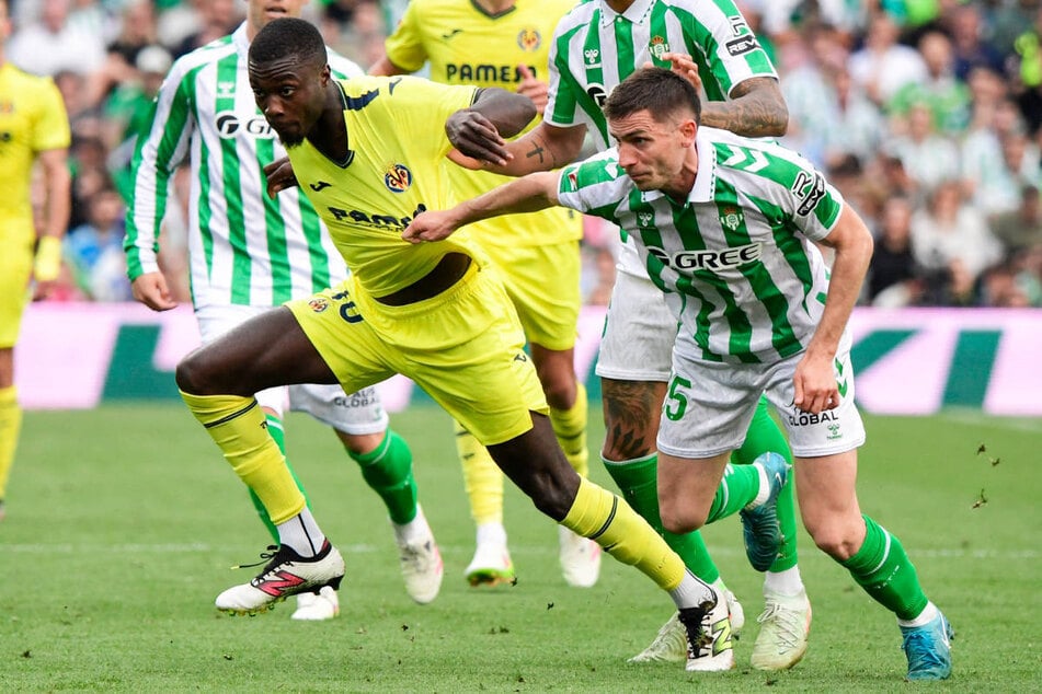 Romain Perraud (27, r.) wird mit einem Wechsel von Betis Sevilla zu Union Berlin in Verbindung gebracht.