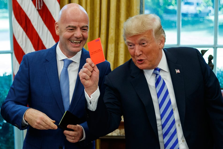 US-Präsident Donald Trump (80, r.) bestätigt, dass er wegen des Rot-Fouls Kontakt zur FIFA um Gianni Infantino (56, l.) suchte.