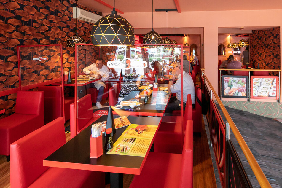 "Sushi & Wein" an der Maxstraße wurde komplett saniert, inklusive Trennscheiben zwischen den Tischen.