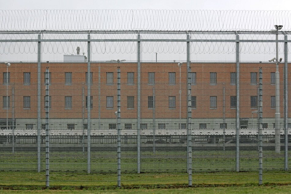 Die JSA Regis-Breitingen galt bislang als Vorzeige-Knast. Im Prozess wurde jetzt bekannt, dass man sich dort ohne Probleme Drogen besorgen und sogar spitze Gegenstände erwerben kann.