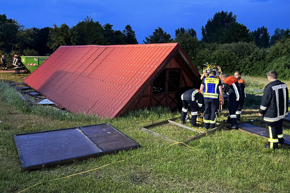 Bei dem Einsturz einer Holzhütte sind in Mittelfranken mehrere Personen zum Teil schwer verletzt worden.