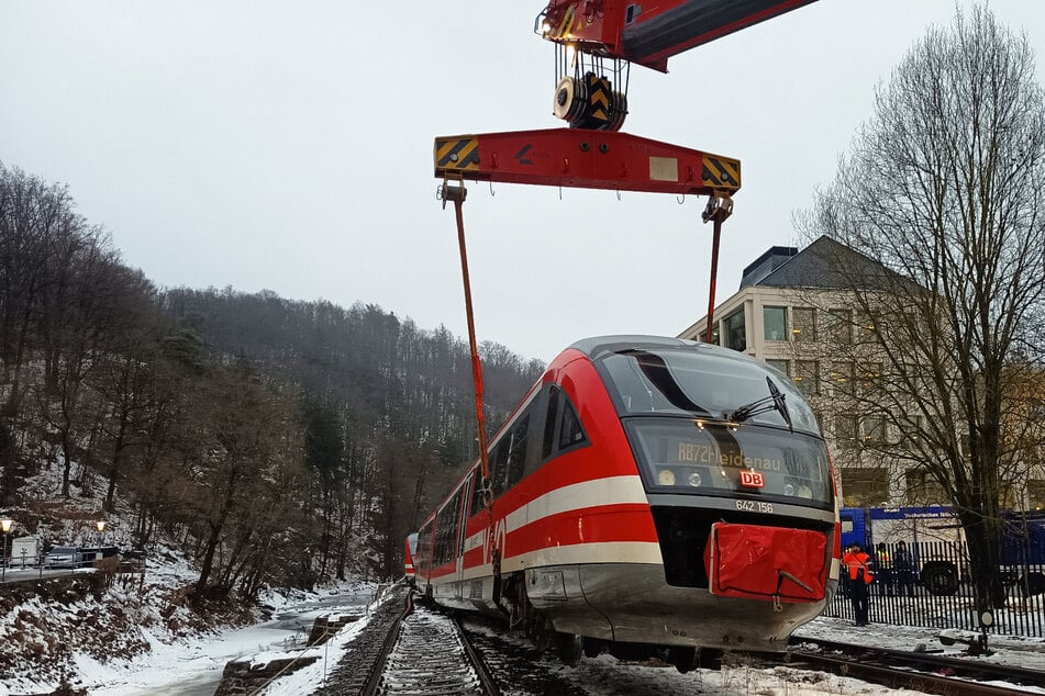 Am Dienstagmorgen starteten am Bahnhof Glashütte die Aufgleisarbeiten. Sie waren bereits gegen Mittag abgeschlossen.
