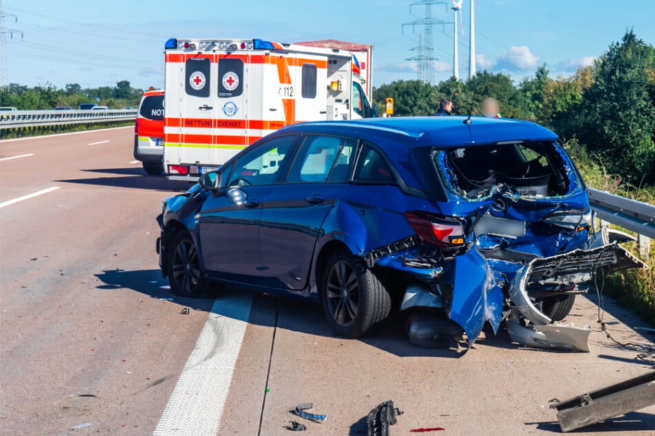 Unfall A9: Autofahrer übersieht Stauende: Drei Verletzte bei schwerem Unfall auf der A9