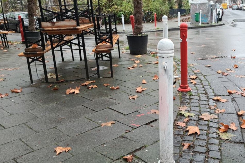 Unbekannte haben in Düsseldorf die Straßenpoller angemalt.