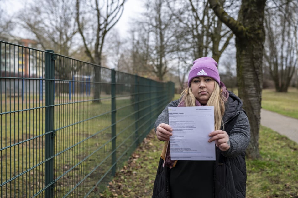 Mama Michelle Jurran (31) mit einem Schreiben vom Hort.