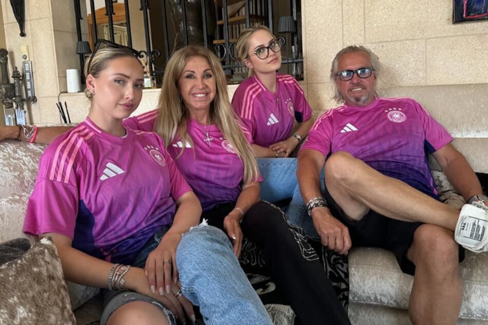 Zusammen mit Gatte Robert Geiss (60) sowie den Töchtern Davina (21, 2.v.r.) und Shania (19) verfolgte Carmen das EM-Viertelfinale der DFB-Elf gegen Spanien.