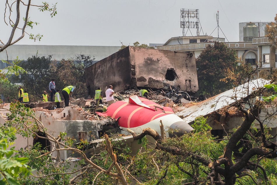 Am 12. Juni stürzte eine Maschine der Airline "Air India" kurz nach dem Start in Ahmedabad auf ein Wohngebiet.