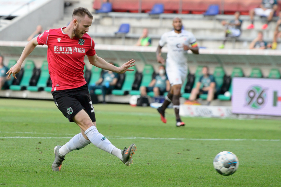 Vielleicht bald mit dem Brustring unterwegs? Cedric Teuchert (23), war vergangene Saison von Schalke 04 zu Hannover 96 ausgeliehen.