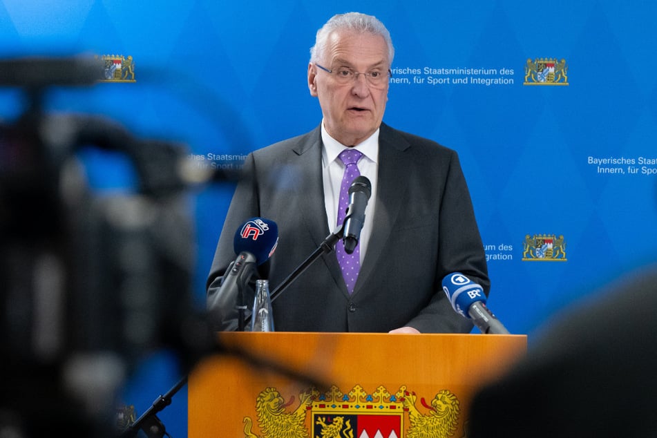 Bayerns Innenminister Joachim Herrmann (69, CSU) zeigte sich angesichts der sinkenden Asylbewerberzahlen und steigenden Abschiebe- und Ausreisedaten zufrieden.