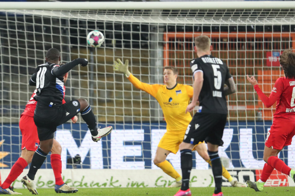 Reinhold Yabo (2.v.l.) erzielt das entscheidende Tor für Bielefeld.