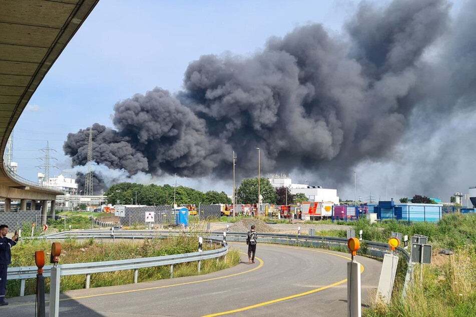 Nach der Explosion in einer Müllverbrennungsanlage im Leverkusener Chempark war eine gewaltige Rauchwolke aufgestiegen.
