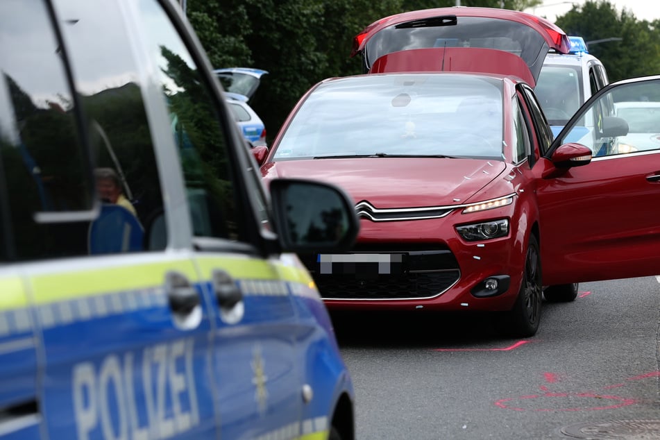 Die Frau (51) wurde von diesem roten Citroën Picasso erfasst und schwer verletzt.