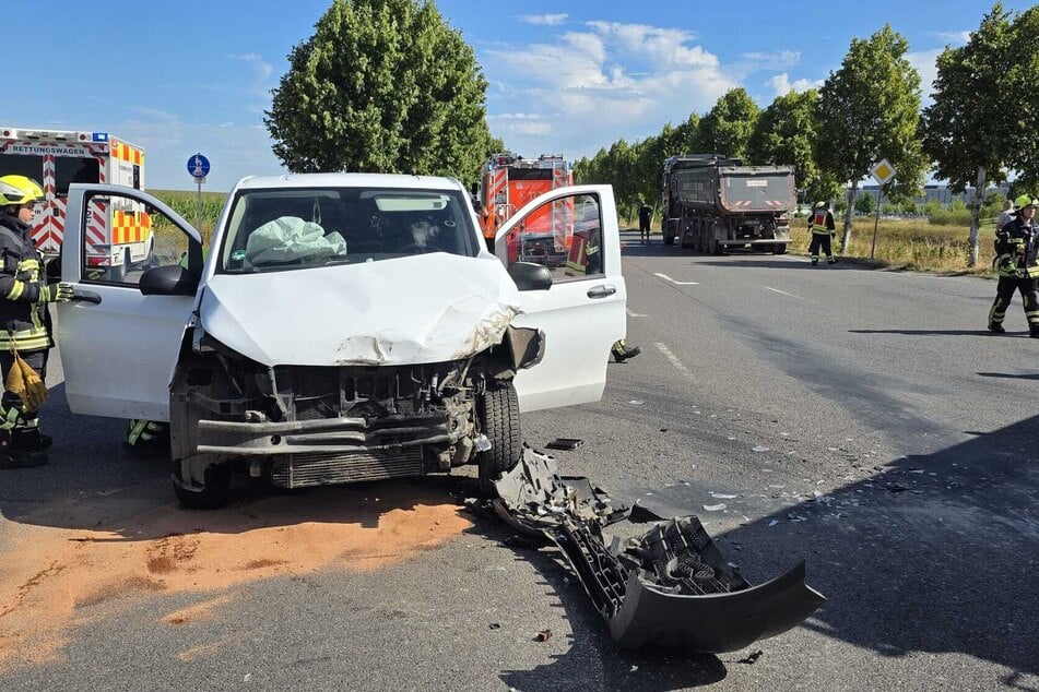 Der Transporter wurde bei dem Unfall stark demoliert.
