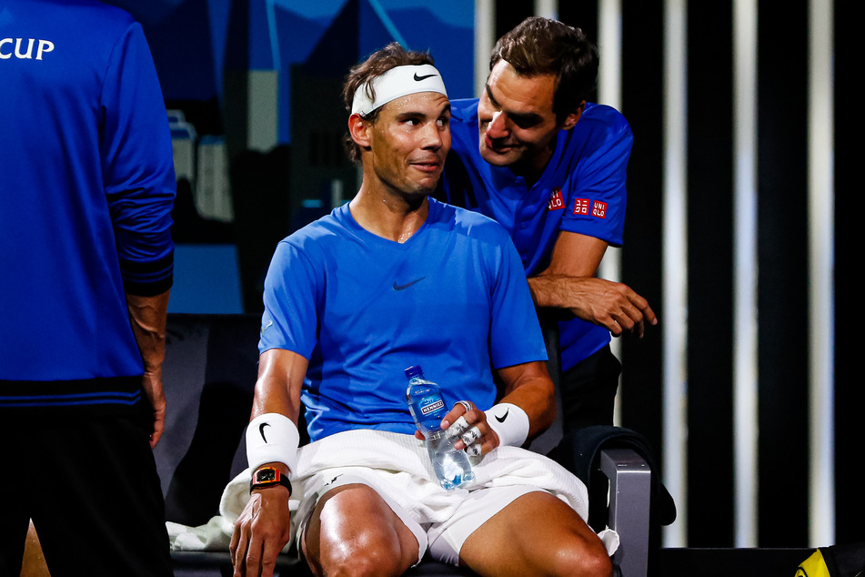 Roger Federer (41) 2019 beim Coaching von Rafael Nadal (36) während des Laver Cups.