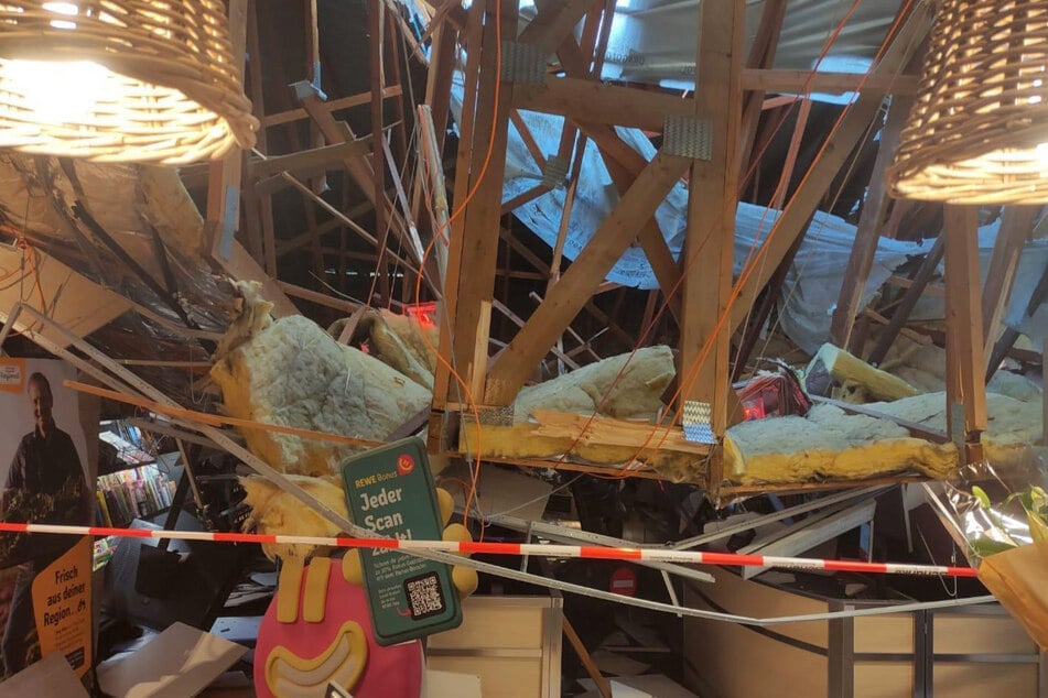 Teile des Supermarktdachs sind im Süden von Baden-Württemberg eingestürzt.