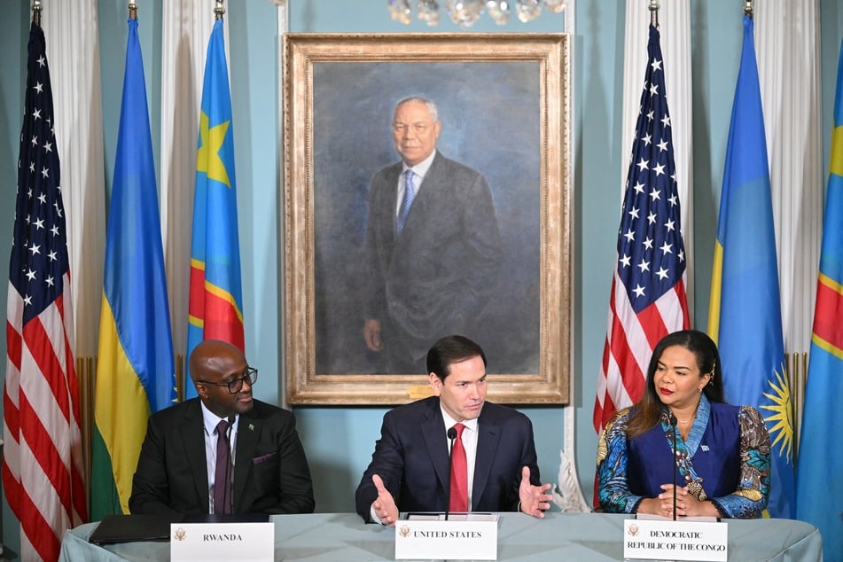 US Secretary of State Marco Rubio (c.) speaks during a peace agreement signing ceremony between Democratic Republic of the Congo Foreign Minister Thérèse Kayikwamba Wagner (r.) and Rwandan Foreign Minister Olivier Nduhungirehe (l.) in the Treaty Room of the State Department in Washington, DC on Friday.
