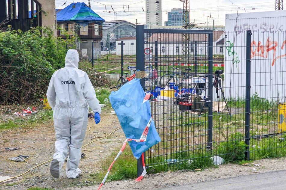 Kriminaltechniker sichern nach dem Leichenfund Spuren in dem weißen Container.