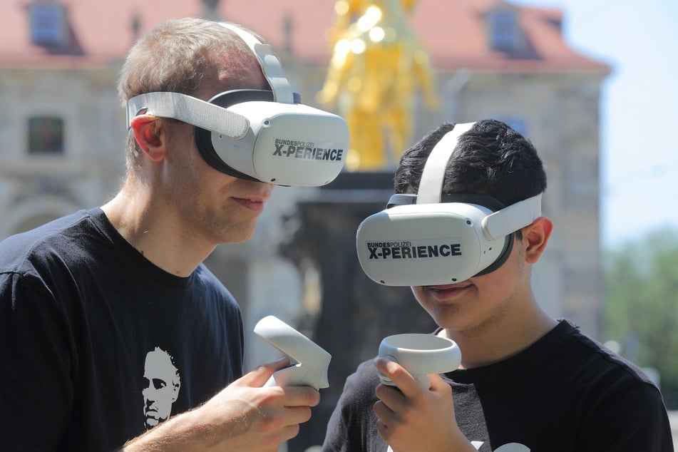 Marcel Werner (41) und Santiago Torres (16) versuchten sich als virtuelle Polizisten.